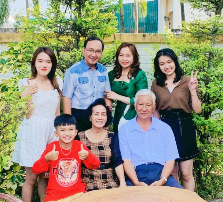 Niềm vui của người lớn tuổi là con cháu bình yên, hạnh phúc. Trong ảnh: anh Nguyễn Hiếu Tín cùng gia đình - Ảnh: NVCC