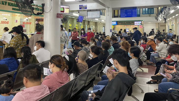 Bệnh viêm da tăng mạnh trong nắng nóng - Ảnh 1. Bệnh nhân ngồi, xếp hàng chờ đợi tại quầy thuốc Bệnh viện Da liễu TP.HCM sáng 7-6 - Ảnh: X.MAI