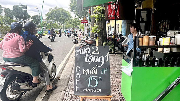 Một khách hàng đang gọi mua một ly cà phê muối tại một tiệm cà phê ở TP.HCM - Ảnh: THÙY DƯƠNG