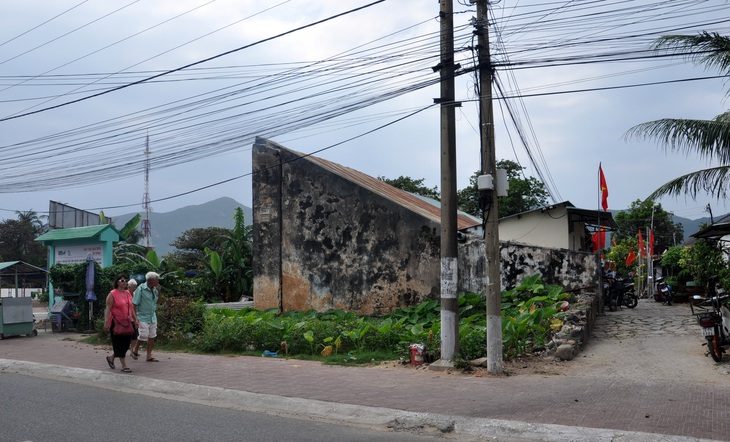 Nguồn cấp điện hiện tại không đủ cho phát triển công nghiệp, kinh tế và du lịch tại Côn Đảo. Trong ảnh: đường dây điện hiện tại của huyện Côn Đảo - Ảnh: Đ.H.