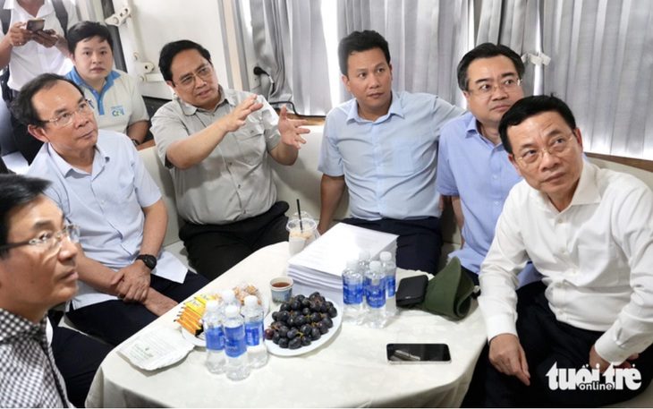 Thủ tướng Phạm Minh Chính cùng đoàn công tác và lãnh đạo TP.HCM khảo sát cảng trung chuyển quốc tế Cần Giờ (huyện Cần Giờ, TP.HCM) - Ảnh: HỮU HẠNH