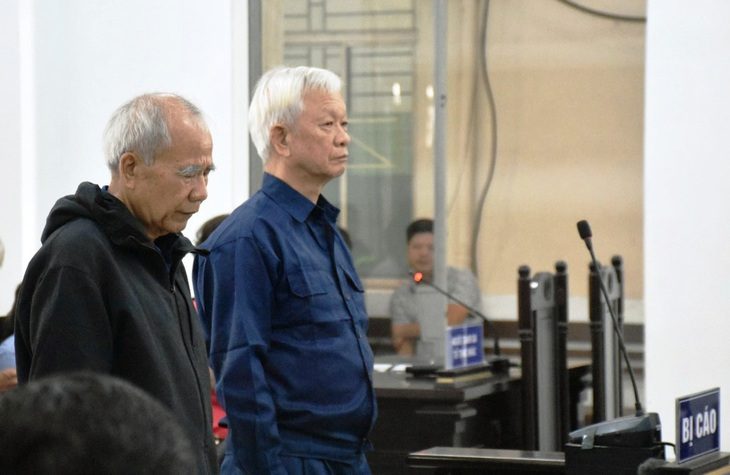 Hai bị cáo Nguyễn Chiến Thắng (cựu chủ tịch UBND tỉnh Khánh Hòa, bên phải) và Đào Công Thiên (cựu phó chủ tịch UBND tỉnh Khánh Hòa) tại phiên tòa sơ thẩm - Ảnh: MINH CHIẾN