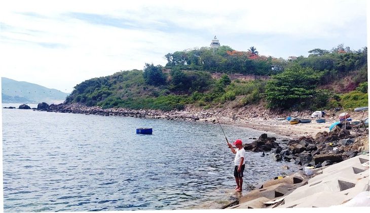 Khu di tích lầu Bảo Đại trên núi Cảnh Long nhô ra vịnh Nha Trang - Ảnh: PHAN SÔNG NGÂN