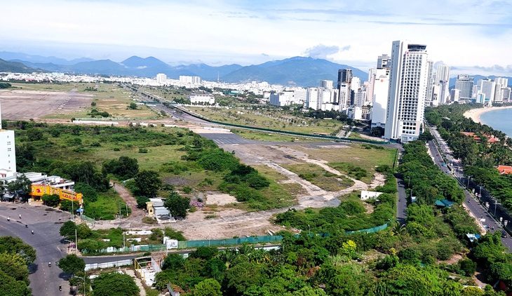 Khu vực sân bay Nha Trang cũ có các dự án đã giao đất cho Công ty CP Tập đoàn Phúc Sơn nhưng chưa biết bao giờ mới được tiếp tục đầu tư thực hiện, vì nhà đầu tư đang bị điều tra vụ án liên can - Ảnh: PHAN SÔNG NGÂN