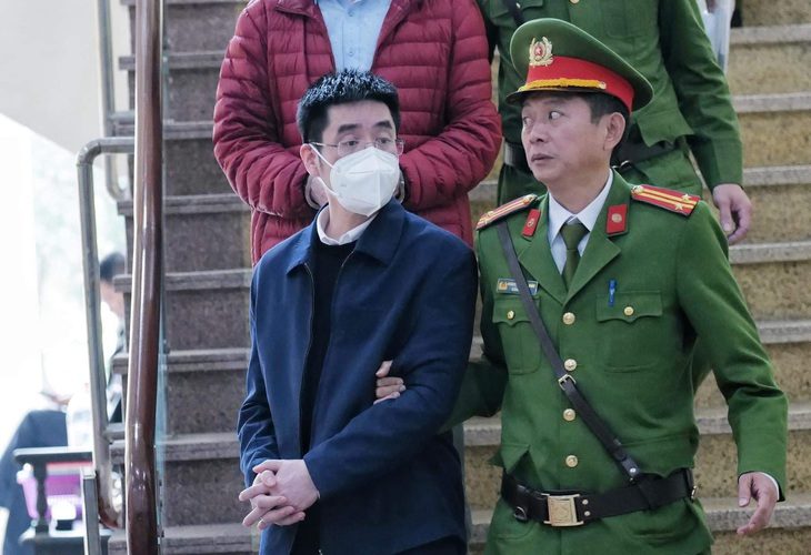 Cựu điều tra viên Hoàng Văn Hưng sau phiên tòa phúc thẩm xử vụ chuyến bay giải cứu - Ảnh: GIANG LONG