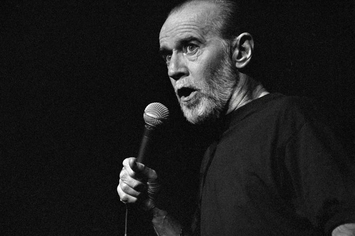 George Carlin trình diễn tại Cheyenne, bang Wyoming, Mỹ - Ảnh: Getty Images