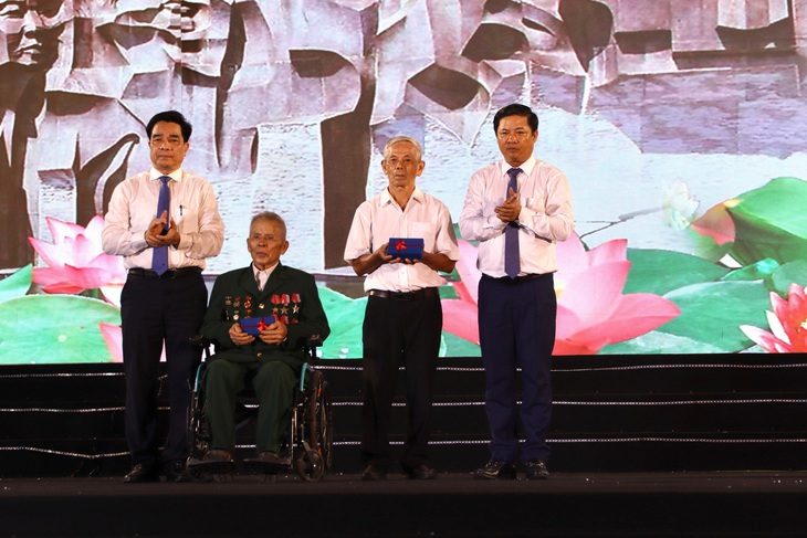 Chủ tịch Quảng Nam xúc động đọc tên 12 liệt sĩ con cháu Mẹ Việt Nam anh hùng Nguyễn Thị Thứ- Ảnh 1.