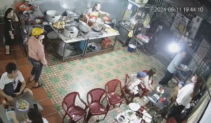 Bà Trương Thị Thu Hiền - chủ quán cơm gà - chỉ tay vào mặt khách - Ảnh: B.D.