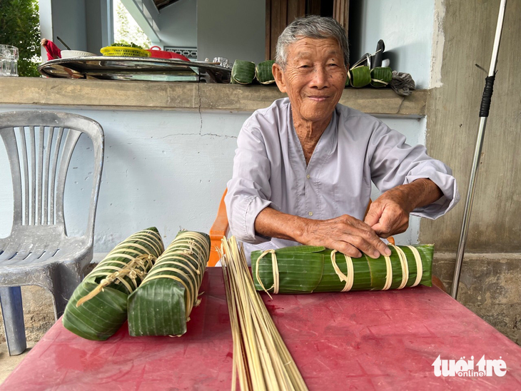 Cụ ông 91 tuổi Tết nào cũng gói bánh tét, đầy ắp kỷ niệm ấu thơ - Ảnh 1.