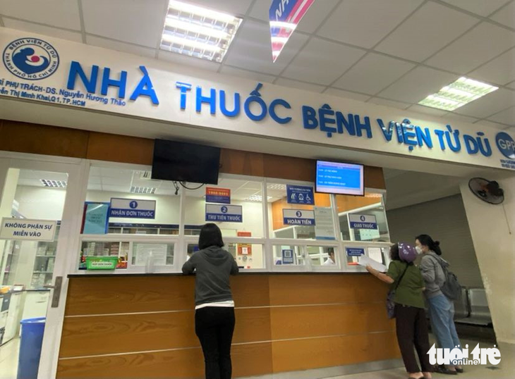 Bệnh nhân chờ nhận thuốc tại Bệnh viện Từ Dũ (TP.HCM) - Ảnh: XUÂN MAI