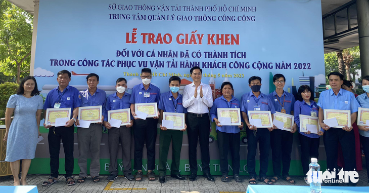 Có tài xế, tiếp viên xe buýt cả tuần không gặp con - Ảnh 1.