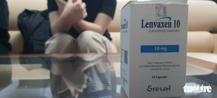 Thuốc "nhắm trúng đích" có tên Lenvaxen 10 (Lenvatinib) có thể kéo dài thời gian sống mà bác sĩ N.Q.C. đưa chị K.T. cho mẹ uống - Ảnh: H.T