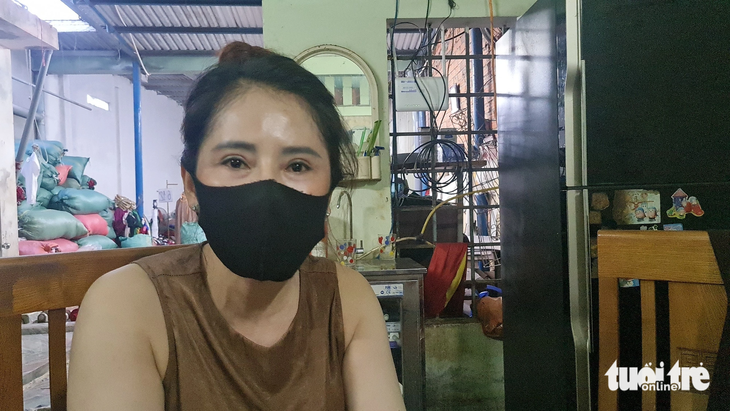 Chị Lê Thị Quỳnh Nha, chủ shop quần áo, chia sẻ về câu chuyện của mình và bé Ca - người "bom" hàng nhưng lại là một đứa con hiếu thảo - Ảnh: LÂM THIÊN