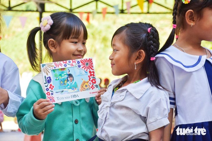 Niềm vui của các em học sinh khi nhận được tấm ảnh chân dung từ chương trình - Ảnh: TRẦN HOÀI