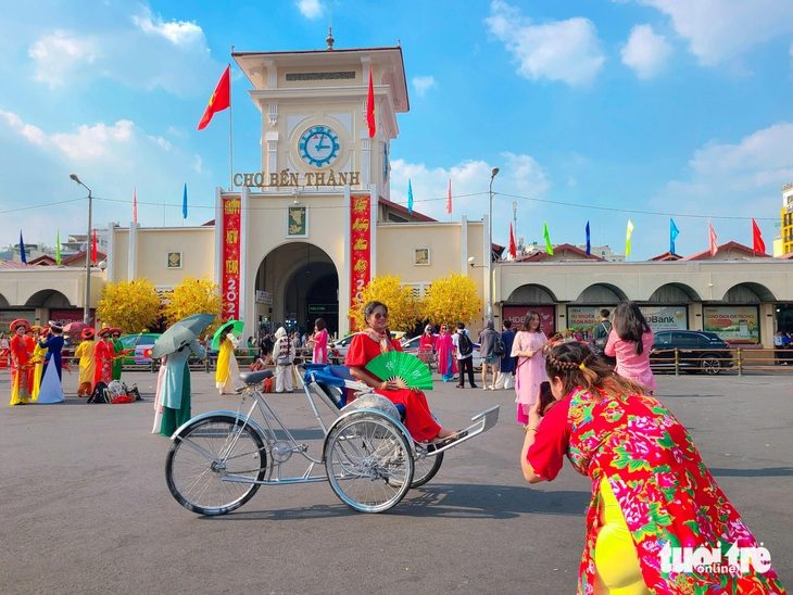 Chợ Bến Thành được giải phóng khỏi lô cốt metro án ngữ nhiều năm, mở ra không gian rộng lớn, đậm chất xưa, thu hút đông đúc giới trẻ tới chụp hình Tết - Ảnh: NHẬT XUÂN