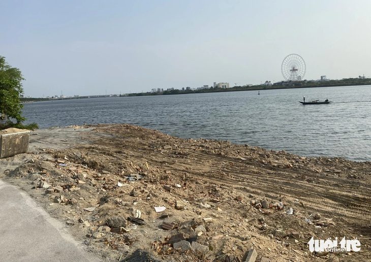Trước đó, phần đất bên ngoài kè sông Hàn bị đổ giá hạ - Ảnh: TRƯỜNG TRUNG
