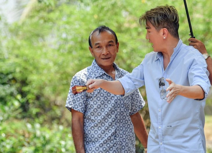 Đàm Vĩnh Hưng trong chuyến khảo sát xây nhà cho cha của phạm nhân tại Long An - Ảnh: NVCC