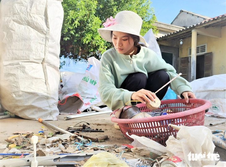 Con gái thứ hai vào đại học, người cha mù gọi điện xin học bổng cho con- Ảnh 1.