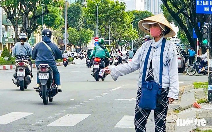 Đỡ bớt gánh nặng cho người bán vé số dạo - Ảnh 1.