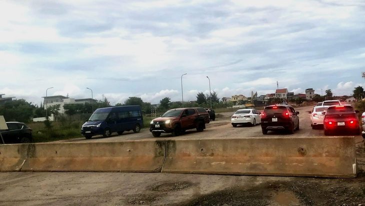Hàng rào bê tông chặn đường trước lối vào Bệnh viện TTH Quảng Bình, khiến nhiều xe của người nhà bệnh nhân phải dừng ở ngoài - Ảnh: NG.C.