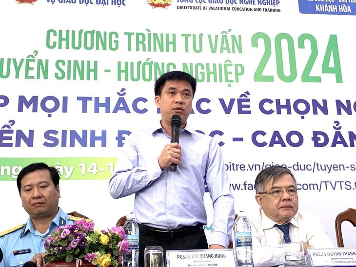 PGS.TS Bùi Quang Hùng - phó giám đốc Đại học Kinh tế TP.HCM - chia sẻ thông tin tuyển sinh của trường trong chương trình tư vấn tuyển sinh hướng nghiệp 2024 - Ảnh: TRẦN HUỲNH