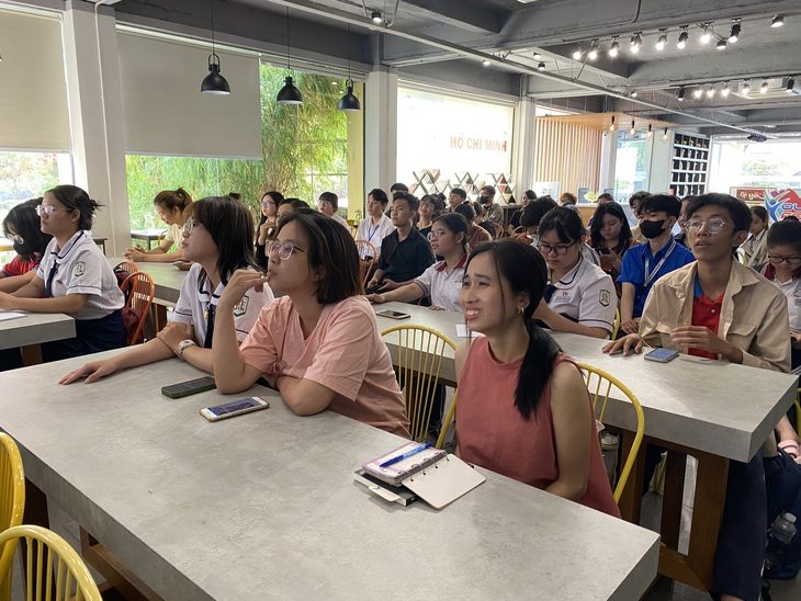 Nhiều tình huống ví dụ cụ thể trong cuộc sống, rất gần gũi với bạn trẻ trong chuyên đề về sử dụng mạng xã hội - Ảnh: BÌNH MINH