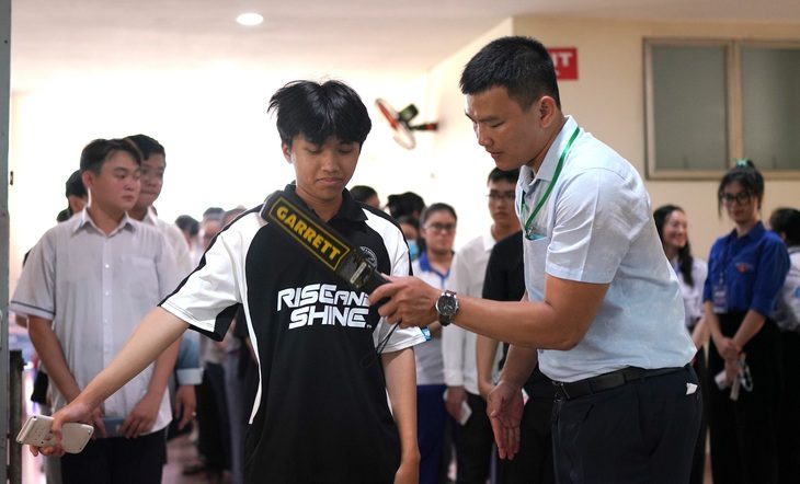 Trường đại học Sư phạm TP.HCM dùng máy quét an ninh để kiểm tra thí sinh trước khi vào phòng thi đánh giá năng lực chuyên biệt năm 2024 - Ảnh: XUÂN HUY