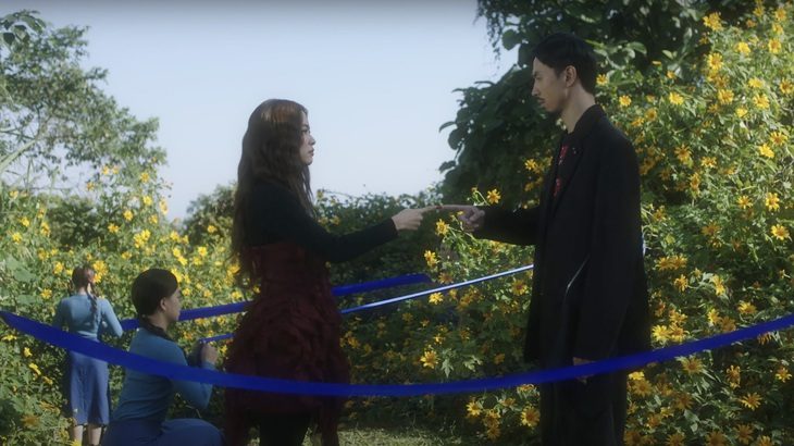 Cảnh mở đầu trong MV