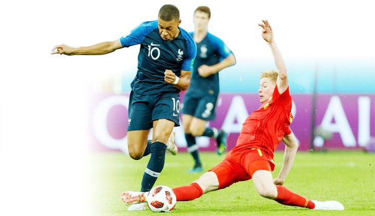 Mbappe (trái) so tài với De Bruyne - Ảnh: REUTERS