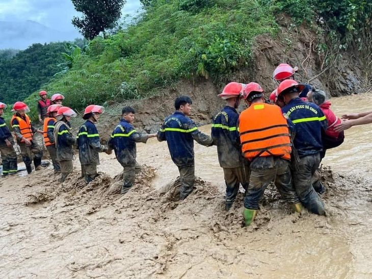 Lực lượng cứu hộ cứu nạn đưa người dân bị thương ở xã Mường Pồn, huyện Điện Biên, tỉnh Điện Biên đi điều trị - Ảnh: Đ. BIÊN