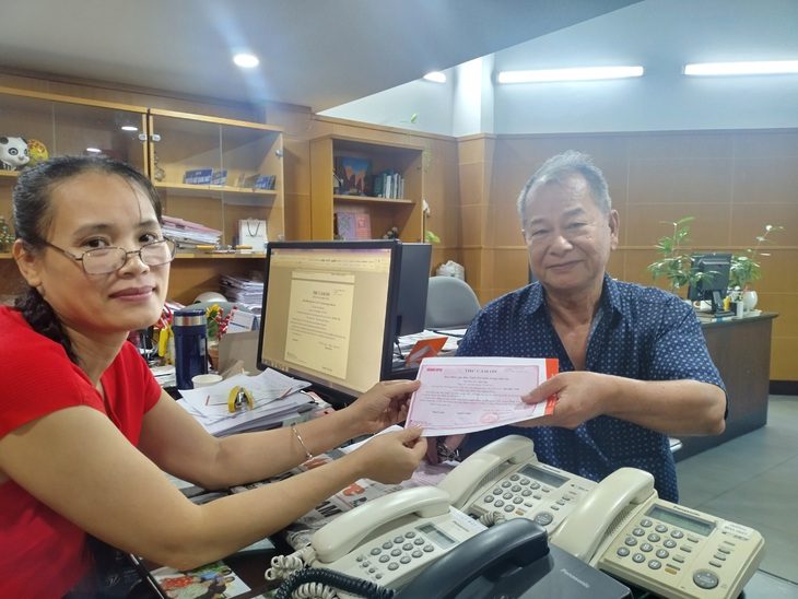 Bạn đọc đến trực tiếp tòa soạn báo Tuổi Trẻ đóng góp cho chương trình “Tàu cấp cứu đường thủy cho Cần Giờ” vào ngày 12-6 - Ảnh: SONG KHUÊ