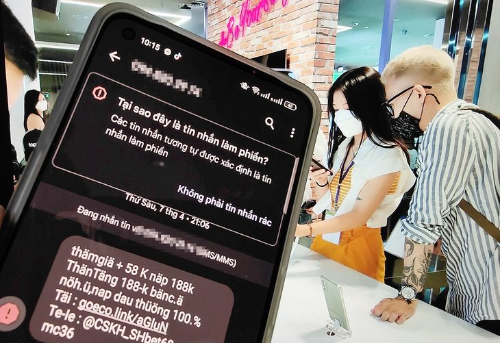 Tin nhắn rác quảng cáo dịch vụ cờ bạc vẫn được gửi đến người dùng - Ảnh: ĐỨC THIỆN