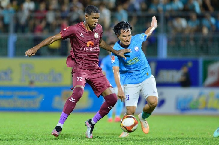 CLB Khánh Hòa (áo xanh) trong trận thua Bình Định - Ảnh: BÌNH ĐỊNH FC