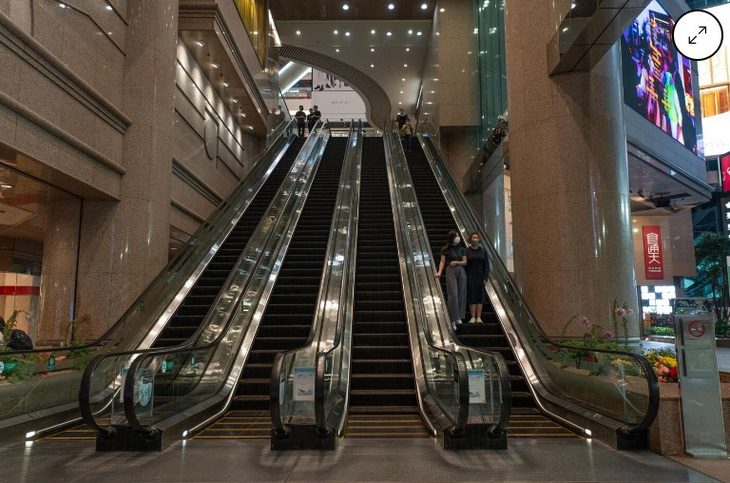 Các trung tâm thương mại vắng vẻ ở Hong Kong - Ảnh: BLOOMBERG