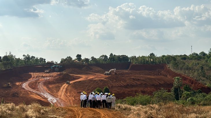 Đoàn công tác Bộ Tài nguyên và Môi trường kiểm tra thực tế tại khai trường khai thác bô xít ở xã Nhân Cơ, huyện Đắk R'Lấp, Đắk Nông - Ảnh: TRUNG TÂN