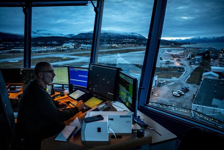 Các phi công và kiểm soát không lưu bối rối do tác chiến điện tử - Ảnh: NEW YORK TIMES