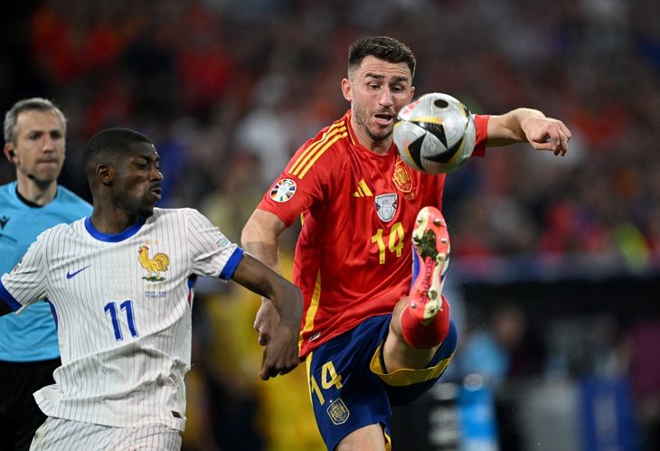 Laporte chơi dâng cao là điểm nhấn của HLV Fuente - Ảnh: REUTERS