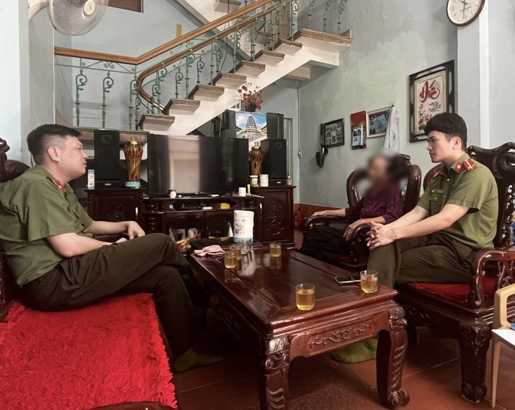 Công an TP Cẩm Phả kịp thời ngăn chặn việc bà T. chuyển tiếp hơn 4 tỉ đồng cho kẻ lừa đảo trên mạng - Ảnh: VĂN KIÊN