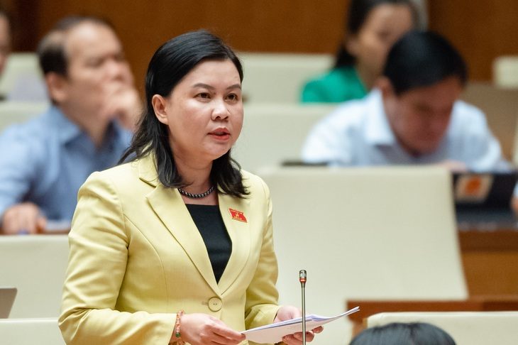 Đại biểu Nguyễn Phương Thủy phát biểu về nghị quyết thí điểm cơ chế đặc thù phát triển TP.HCM - Ảnh: GIA HÂN