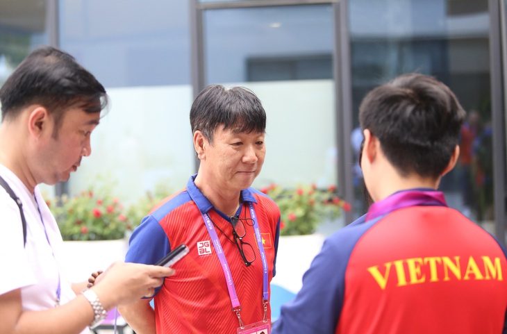 Chuyên gia Park Chung Gun đồng hành với các xạ thủ tại Asiad 19 - Ảnh: HUY ĐĂNG