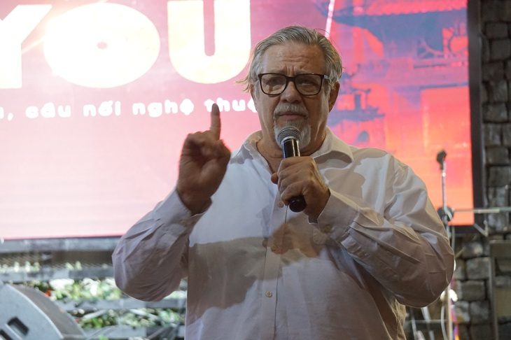 Đến Việt Nam giảng dạy, nghệ sĩ Philip Quast cũng yêu cầu học viên không sử dụng điện thoại - Ảnh 1.