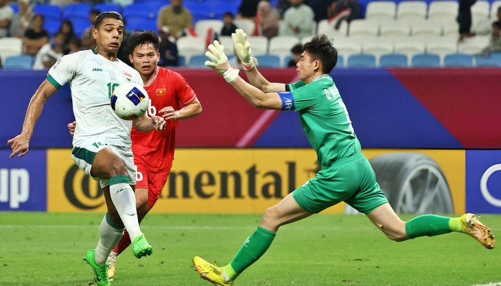 Thủ môn Quan Văn Chuẩn ra vào không chính xác dẫn đến quả phạt đền - Ảnh: AFP