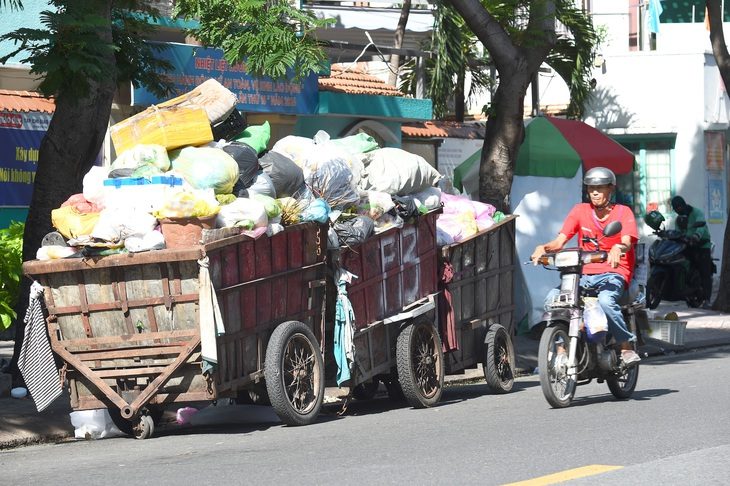 Xe rác dân lập tập kết trên đường Lê Văn Sỹ, quận 3, TP.HCM, chiều 29-6 - Ảnh: TỰ TRUNG