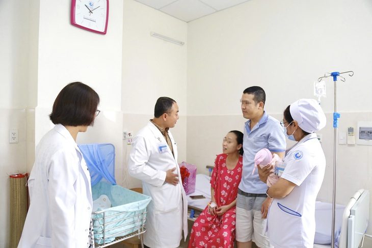 Bệnh viện Từ Dũ phẫu thuật thành công, giải cứu thai phụ bị quá kích buồng trứng hiếm thấy - Ảnh 1.
