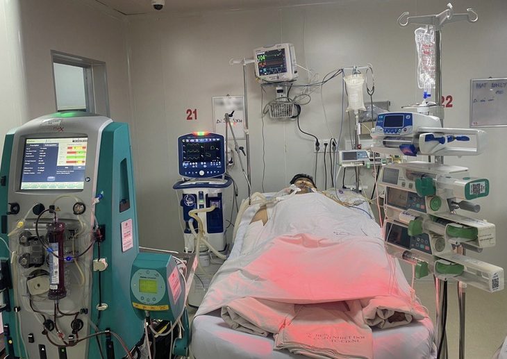 Bệnh nhân nam 21 tuổi từng bị mắc sốt xuất huyết Dengue nặng thể não, sốc, tổn thương gan nặng, tán huyết cấp - Ảnh: Bệnh viện cung cấp