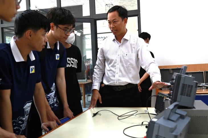 Điều kiện giảng dạy tốt là cơ sở để giữ chân nhân tài là giảng viên trình độ cao - Ảnh: ĐOÀN NHẠN