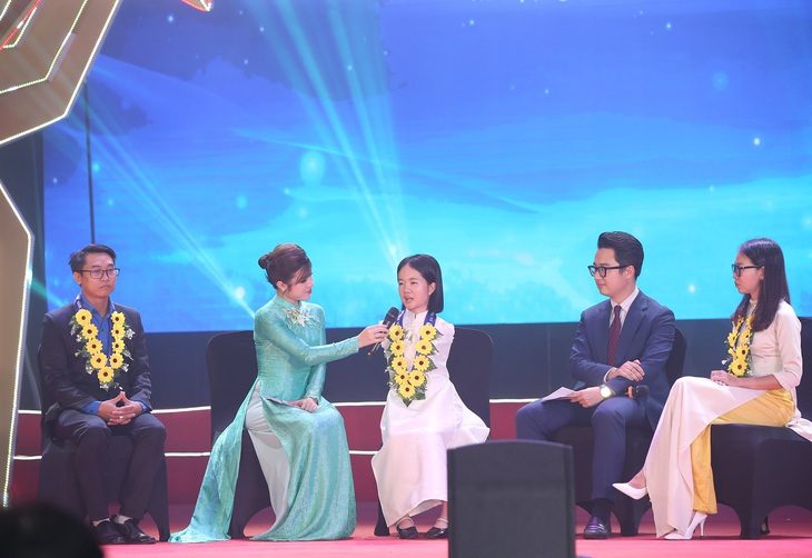 'Cô giáo không tay' Lê Thị Thắm chia sẻ tại lễ trao giải thưởng Thanh niên sống đẹp 2023 - Ảnh: LÂM HẢI