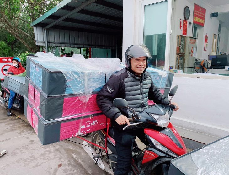 Niềm vui của công nhân khi được thưởng Tết chính chiếc đệm do anh chị em trong công ty làm ra - Ảnh: Công ty CP May Sông Hồng