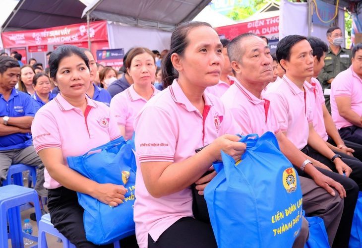 Công nhân được nhận quà tại Phiên chợ Tết công đoàn 2024 - Ảnh: T.LŨY