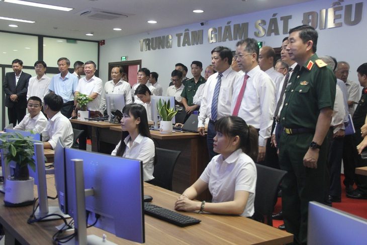 Lãnh đạo Thành ủy Đà Nẵng, UBND  thành phố Đà Nẵng tham dự lễ ra mắt và đưa vào sử dụng Trung tâm Giám sát điều hành thông minh Đà Nẵng (IOC) giai đoạn 1 - Ảnh: TRƯỜNG TRUNG